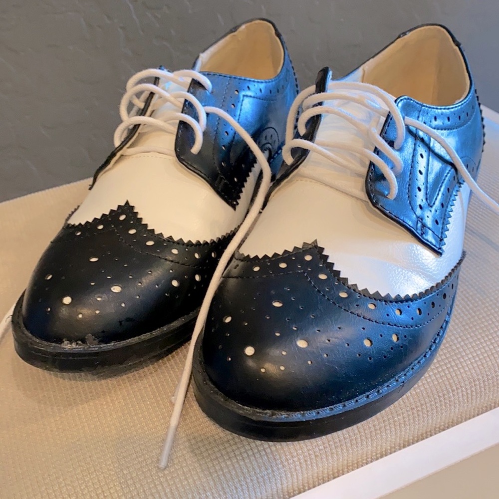 Ollio - women’s 7 1/2 Oxford black and white shoe.  Sold as is.